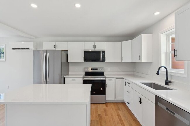 Building Photo - 5 Legacy Ln