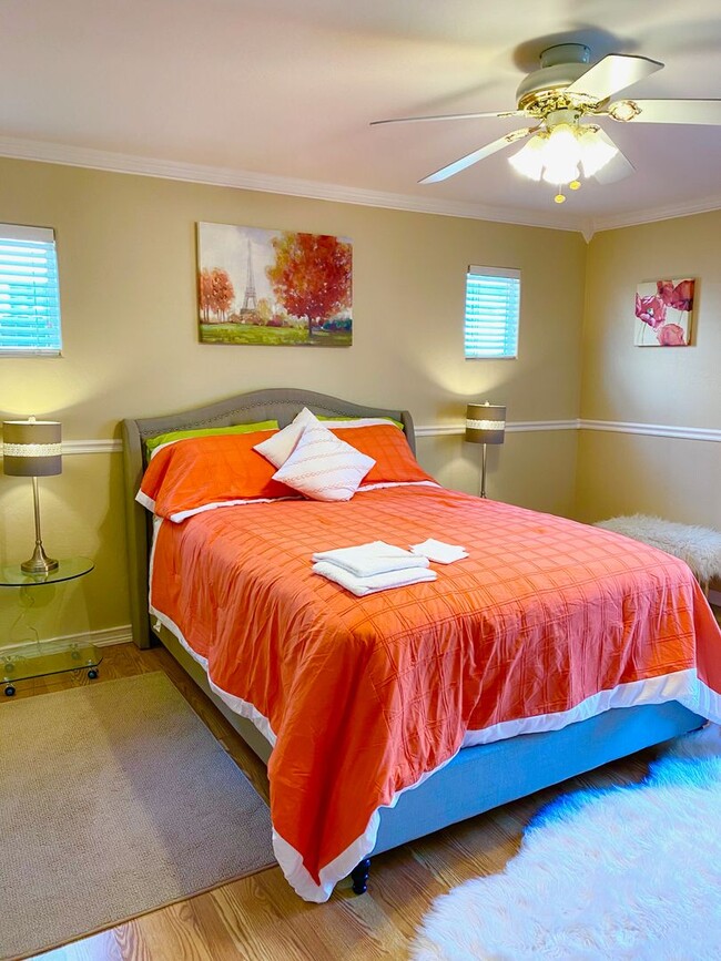 Building Photo - Best Deal in SW Bakersfield. Fully furnished home with a Pool