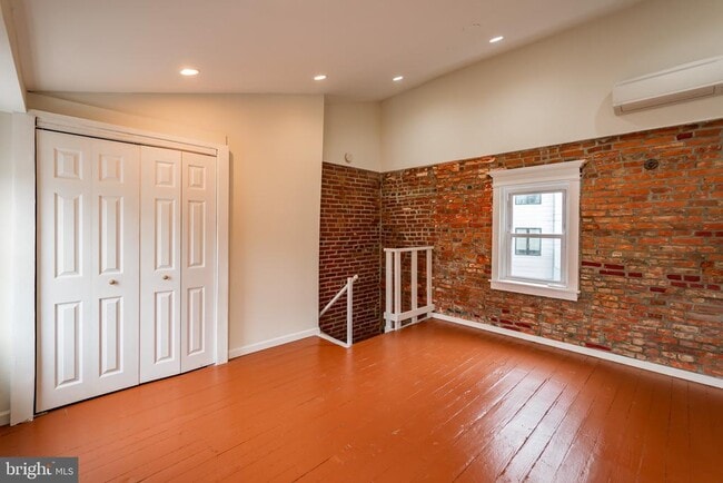 Building Photo - 211 W Stiles St