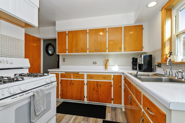 Building Photo - 5622 N Kenneth Ave