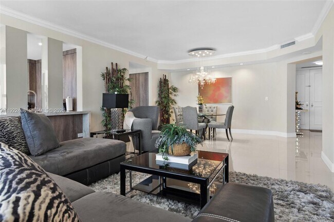 Building Photo - 848 Brickell Key Dr