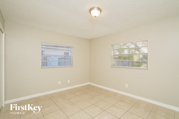 Building Photo - 638 NE Larkspur Ln