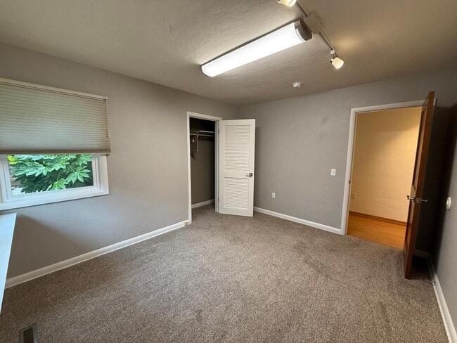 Building Photo - 580 N 13th St