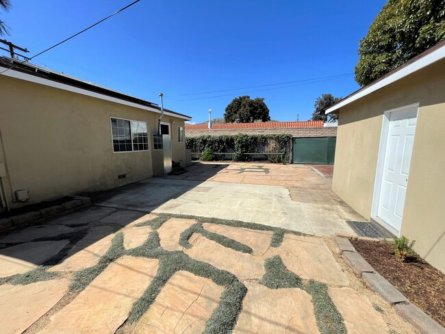 Building Photo - Midtown Ventura Bungalow