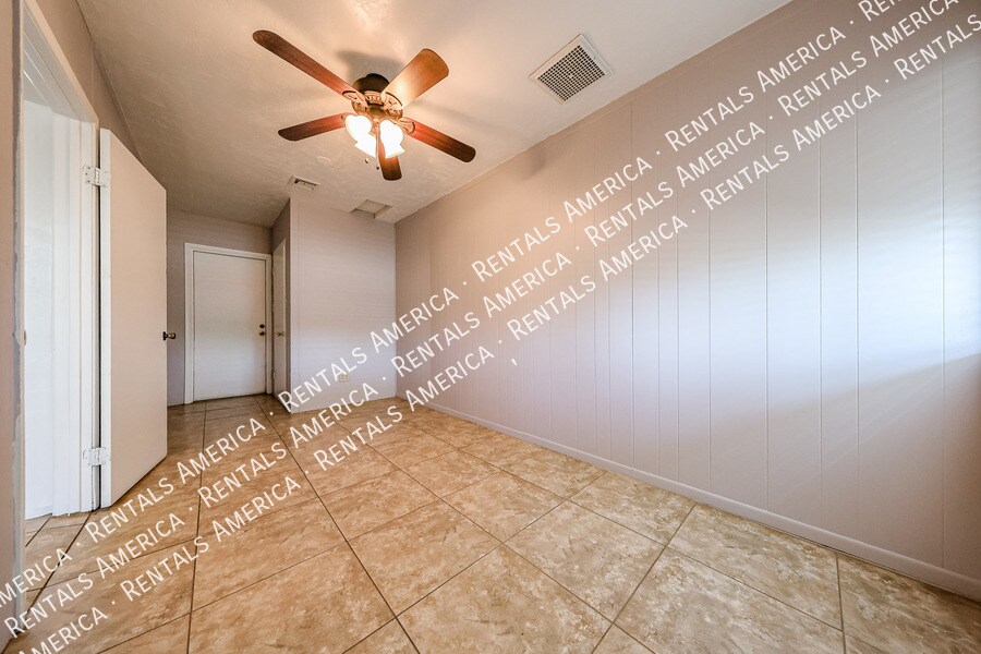 Building Photo - 160 S Hibbert
