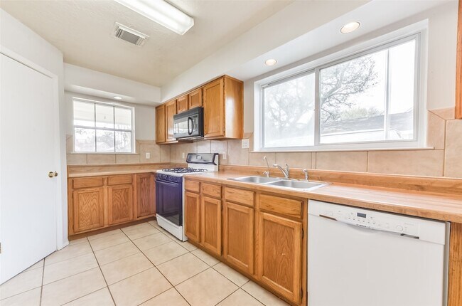 Building Photo - 16606 Burlcreek St
