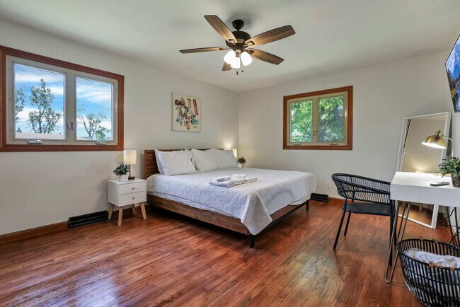 Building Photo - 3695 Montclair Dr