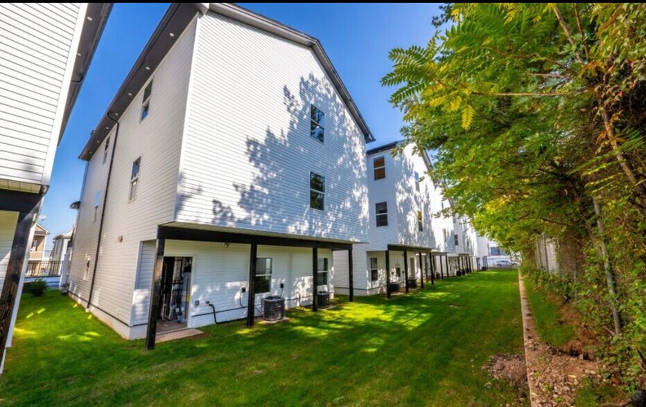 Building Photo - 716 Seaport Dr