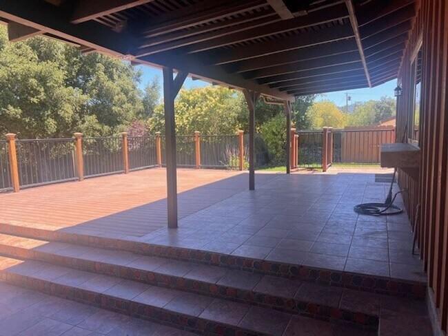 Building Photo - New Price!  COUNTRY LIVING AT ITS BEST