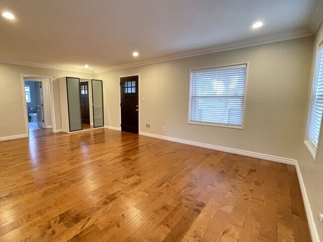 Building Photo - Stunning Mission Hills Home!
