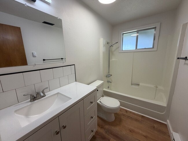 Building Photo - 3 Bedroom 2 Bath Single Family House