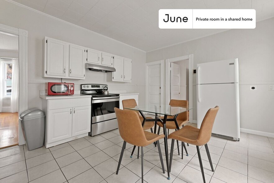 Building Photo - Private bedroom in 3 bed/1 bath Home