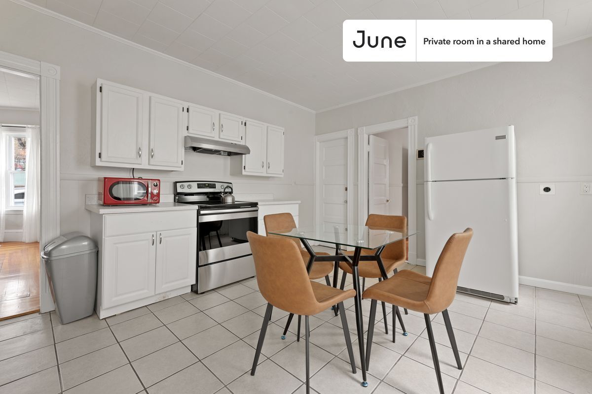 Building Photo - Private bedroom in 3 bed/1 bath Home