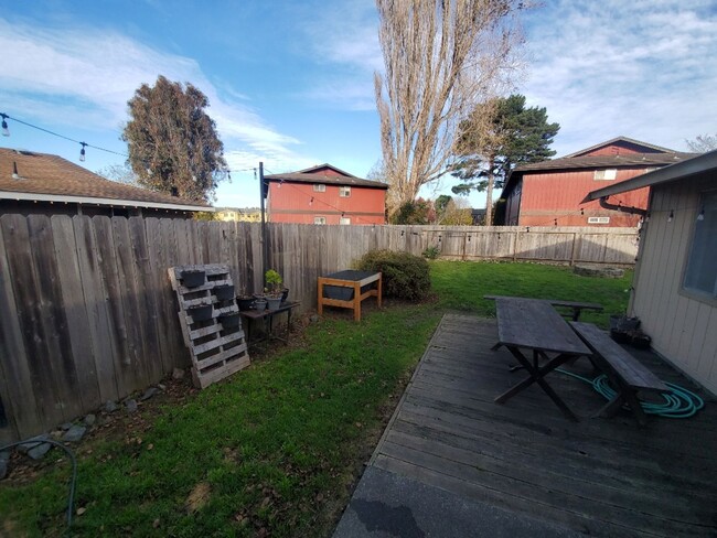 Building Photo - 3-bedroom home with remodeled kitchen and ...