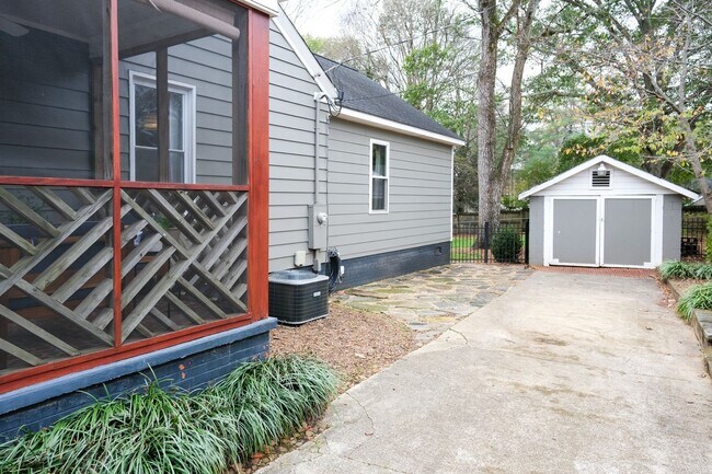 Building Photo - Charming 3 Bedroom, 2 Bath Home in Prime Greenville Location!