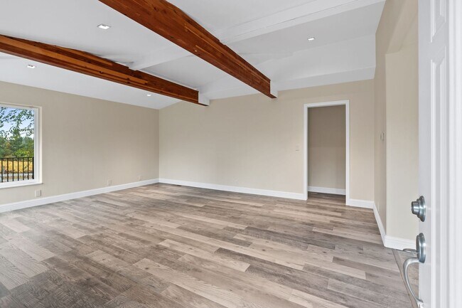 Building Photo - 3-Bed, 3-Bath Home with Spacious Layout and Vineyard Views
