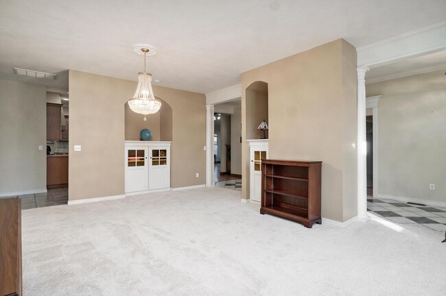 front living room - good sized room - 4907 S Buckingham Ln