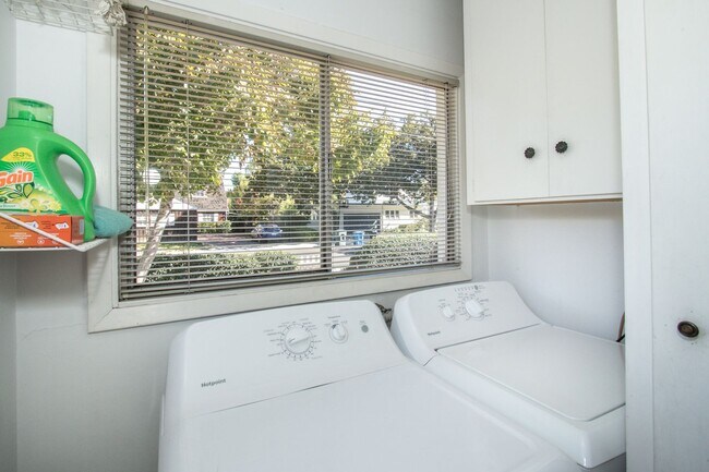 Building Photo - Charming Bungalow in Desirable Community Center Neighborhood!