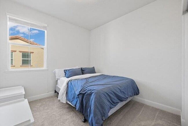 Building Photo - Beautiful Solar 3/2 located in Roseville! Across from Park! Gated Community!