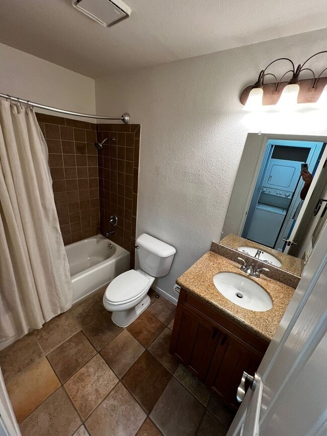 Building Photo - 1 BR 1 BA Condo in Encinitas, Gated Comple...