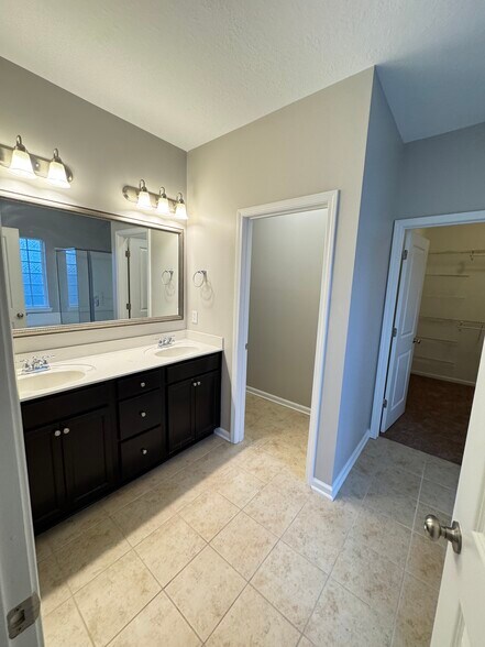 Master Bath - 637 Clover View Rd