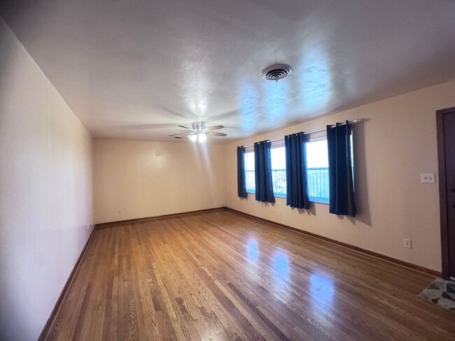 Building Photo - Friendsville 37737 - 3 bedroom, 2.5 bath home - Contact Jackie Mills (865) 748-2851