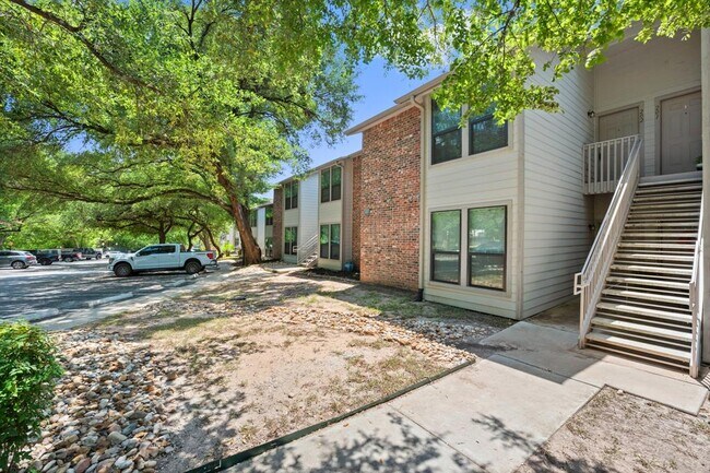 Building Photo - 3839 Dry Creek Dr