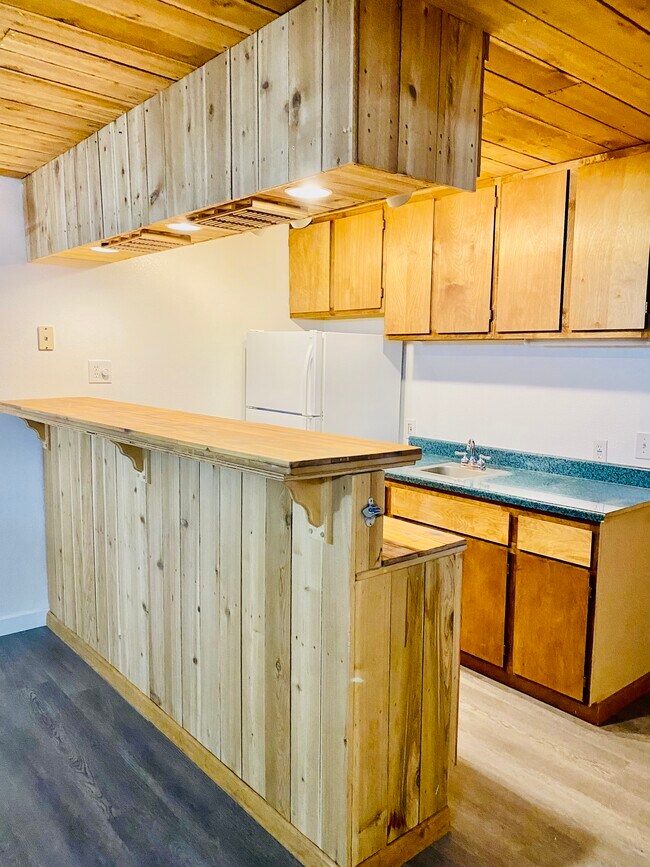 Basement Wet Bar - 17065 Foxton Dr
