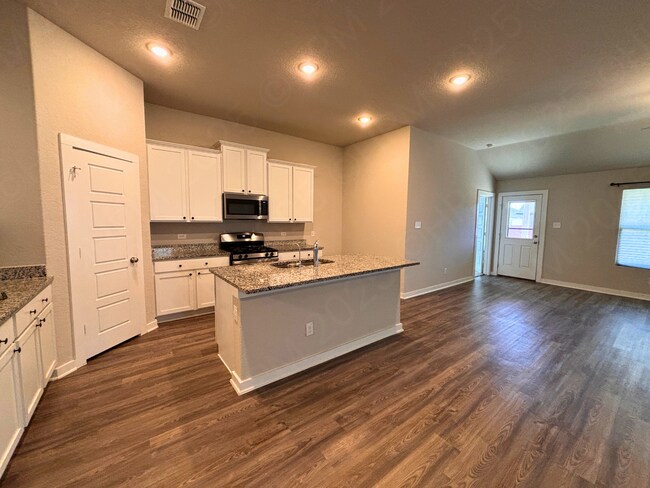 Building Photo - Spacious One Story 3 Bedroom Home with Covered Patio in Converse