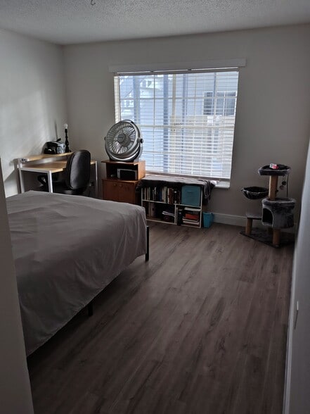 Building Photo - 313 Dirksen Dr