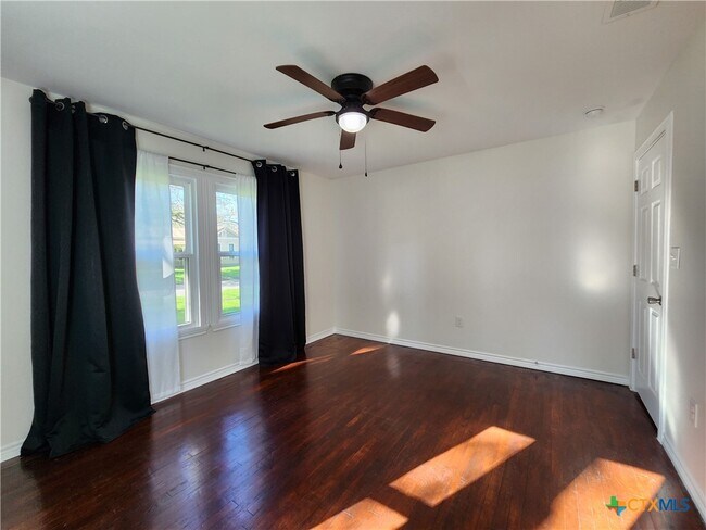 Building Photo - 521 Willow Ave