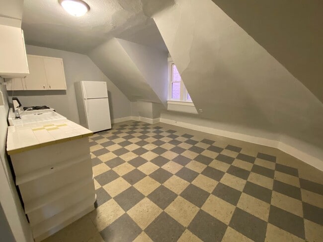 Building Photo - 1513 E Superior St