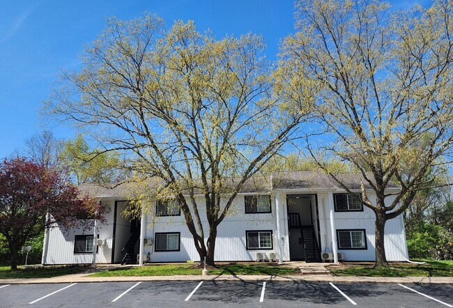 Building Photo - 2 bedroom 1 bath apartment