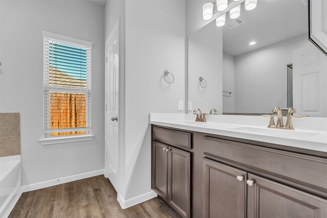 Building Photo - 935 Golden Willow Ln