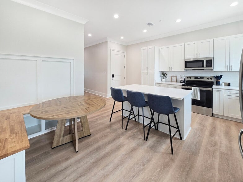 Building Photo - 996 Beach Blvd W