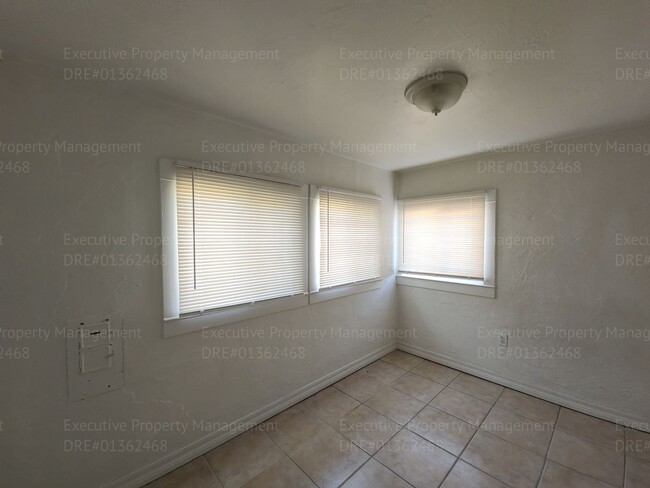 Building Photo - Move in ready. 3 bedrooms/ 1.5 bath, yard,...