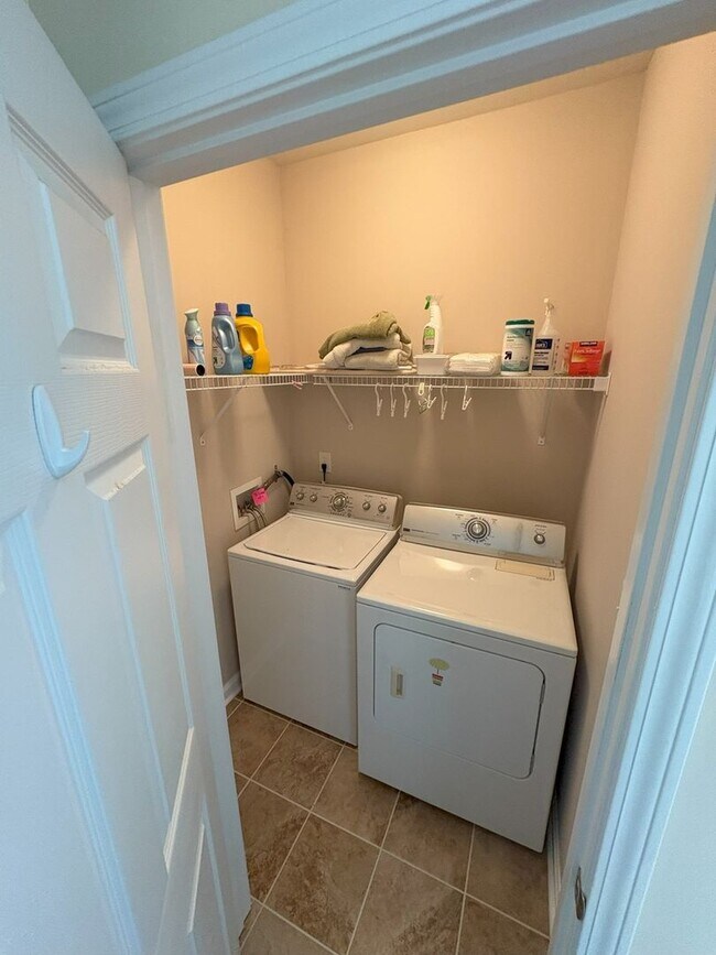 Building Photo - Centrally located Townhouse in Charlotte
