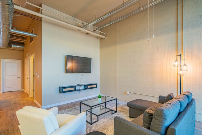Building Photo - 1260 E University Dr