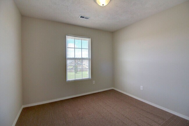 Building Photo - 3 Bedroom in Springfield!