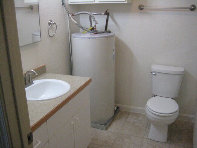 Building Photo - 121 NE Long St