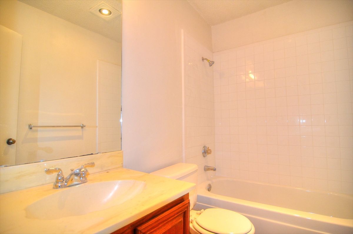 Building Photo - 8901 Greentree Dr