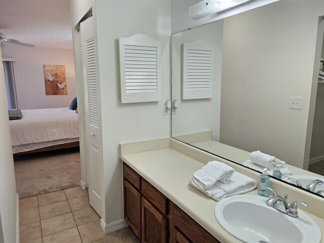 Building Photo - Seasonal Short-Term 2 Bedroom 2 Bathroom 2nd Floor Condo in Estancias of Capri Isles!