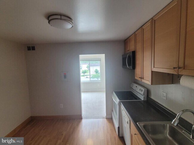 Building Photo - 9730 Kingsbridge Dr