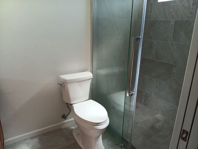 Building Photo - Stunning 4 bedroom, 2 bathroom home! Showi...