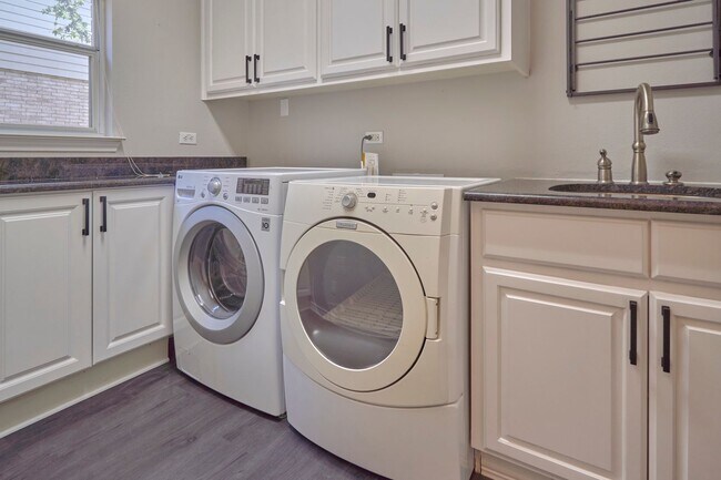 Building Photo - Mission Ridge beauty-4 bedroom 3 1/2 bath-...