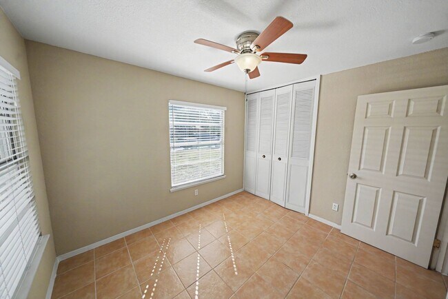Building Photo - 823 Straight Ln