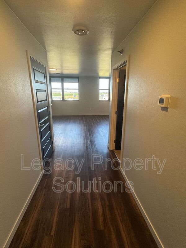 Building Photo - 220 E Greenfield Ln