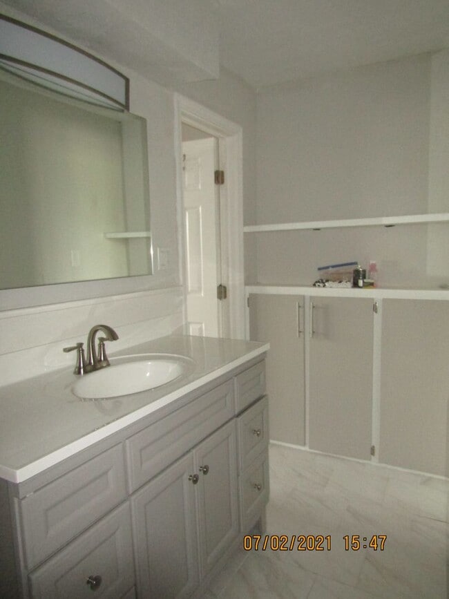 Building Photo - MACARTHUR AREA!! PETS NEGOTIABLE WITH OWNE...