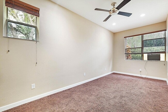 Building Photo - 748 Cresta Cir