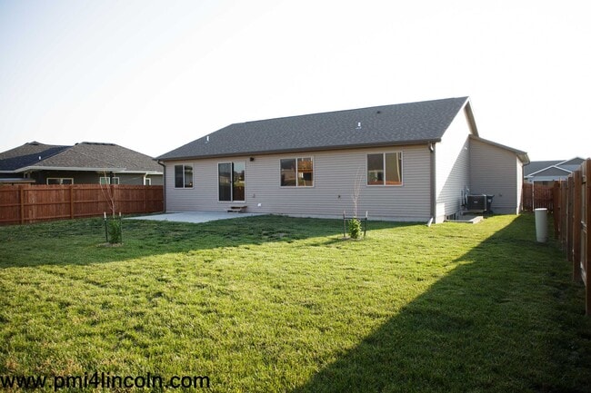 Building Photo - 9800 S 72 St – 5 beds/3 baths/ 3-stall